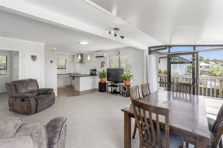 Photo of property in 28 Elizabeth Drive, West Harbour, Auckland, 0618