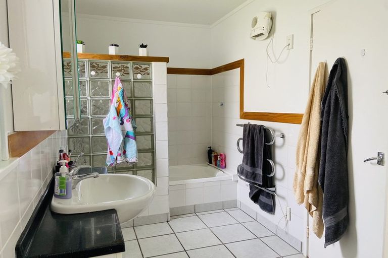 Photo of property in 16 Kirby Street, Glendene, Auckland, 0602