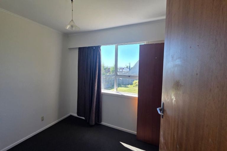 Photo of property in 2/7 Sylvan Crescent, Te Atatu South, Auckland, 0610