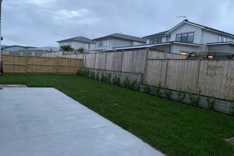 Photo of property in 14 Onekura Street, Red Beach, 0932