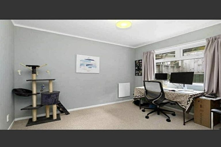 Photo of property in 6 Taka Grove, Normandale, Lower Hutt, 5010