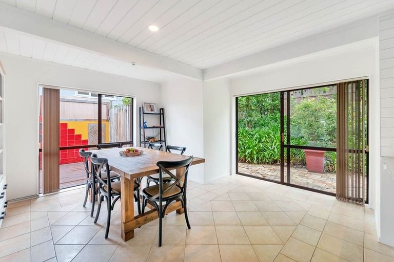 Photo of property in 1 Tiri View Place, Waiake, Auckland, 0630