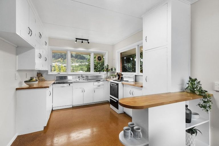 Photo of property in 15 Handyside Street, Tawa, Wellington, 5028