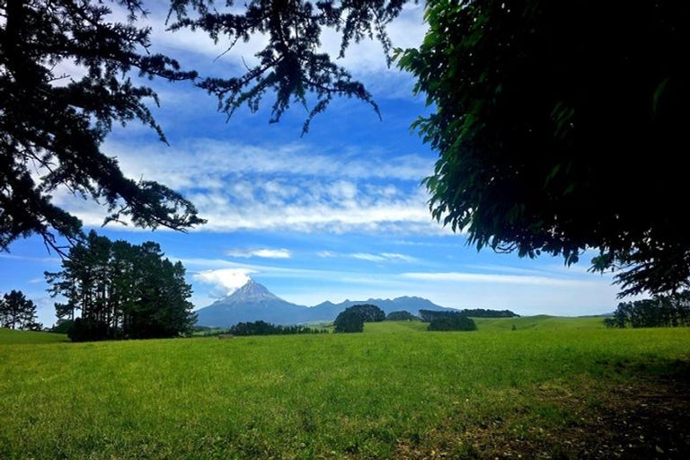 Photo of property in 300 Awai Road, Tarurutangi, New Plymouth, 4372