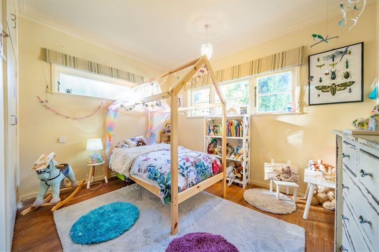 Photo of property in 86 Pinehaven Road, Pinehaven, Upper Hutt, 5019