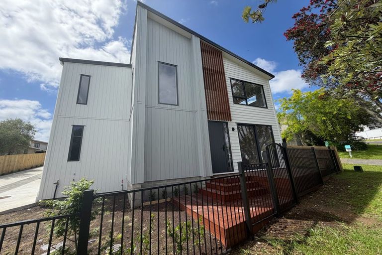 Photo of property in 5 Raphael Place, West Harbour, Auckland, 0618