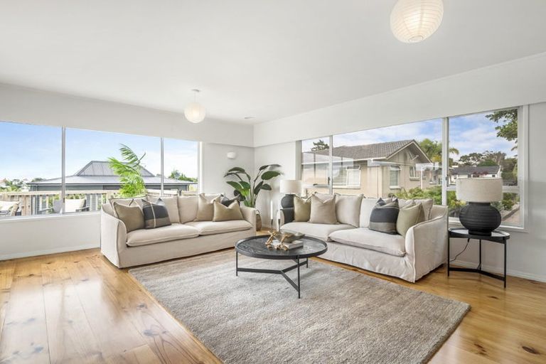 Photo of property in 14 Holdaway Avenue, Northcote, Auckland, 0627