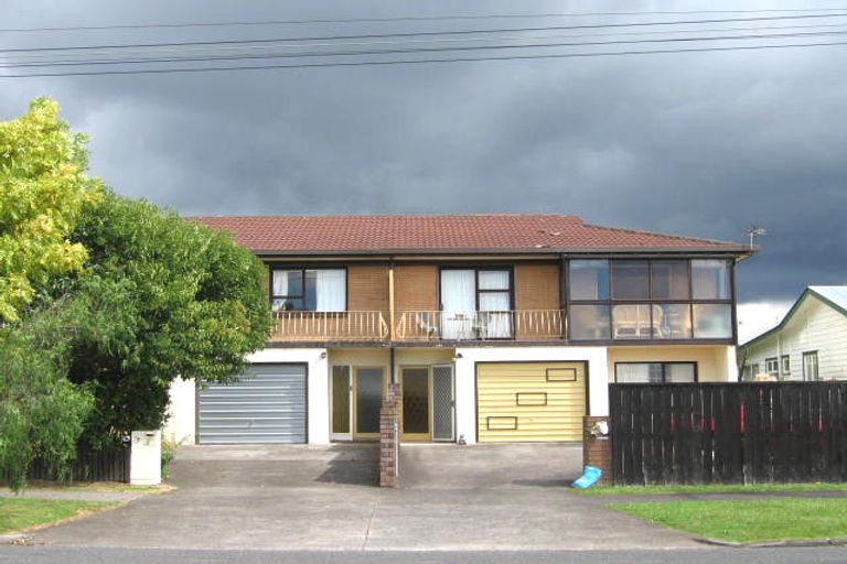 Photo of property in 1/2 Northall Road, New Lynn, Auckland, 0600