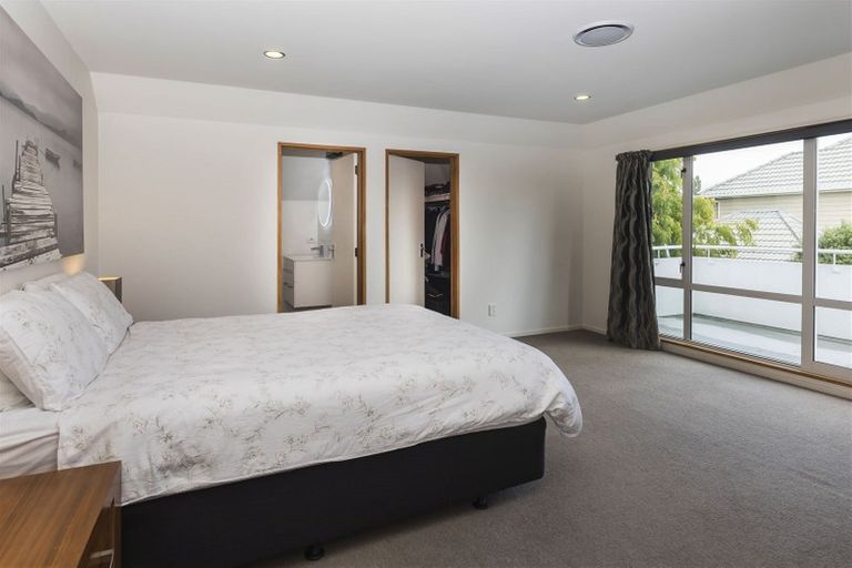 Photo of property in 16 Huntingdon Place, Avonhead, Christchurch, 8042