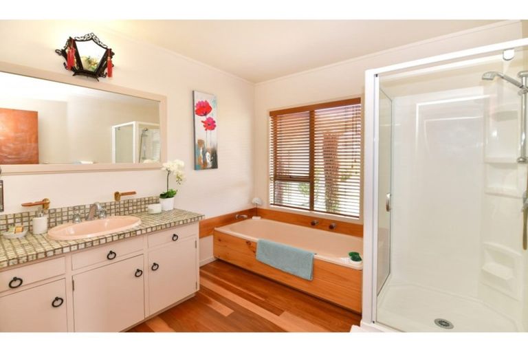 Photo of property in 77 Matija Place, Red Beach, 0932