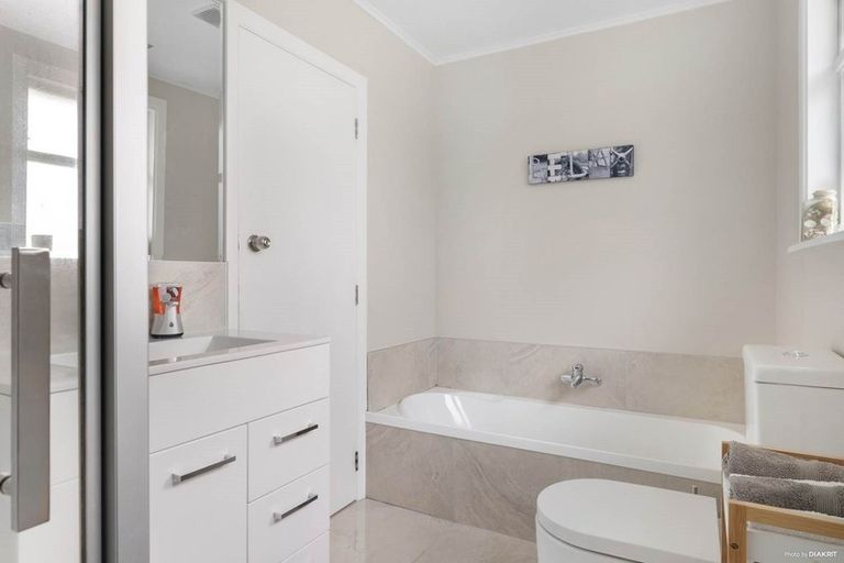 Photo of property in 92 Arimu Road, Papakura, 2110