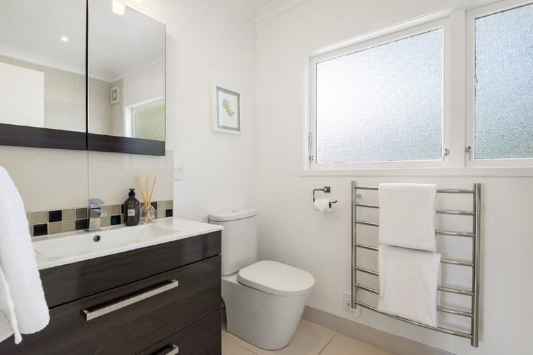 Photo of property in 1/72 Roseberry Avenue, Birkenhead, Auckland, 0626