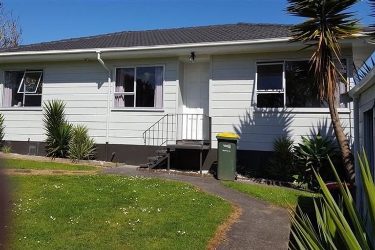 Photo of property in 32 Moncrieff Avenue, Clendon Park, Auckland, 2103