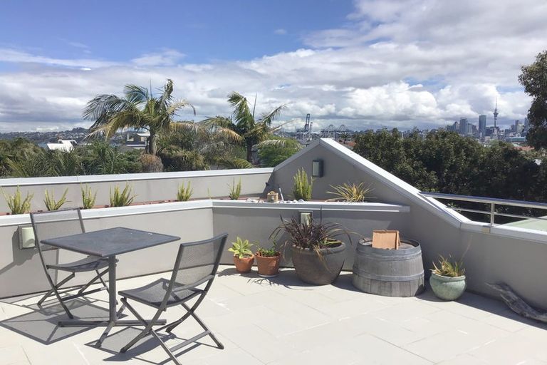 Photo of property in 2/145 Victoria Road, Devonport, Auckland, 0624