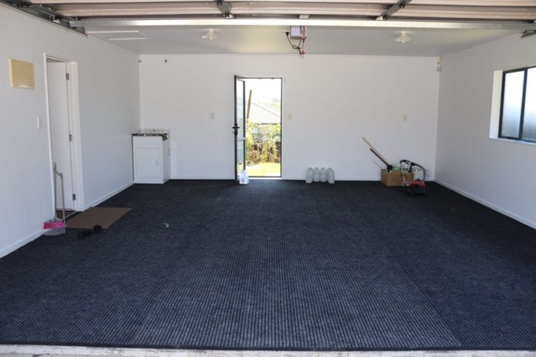 Photo of property in 33 Pitt Avenue, Clendon Park, Auckland, 2103