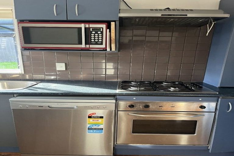 Photo of property in 2/17 Lambrown Drive, Totara Vale, Auckland, 0629