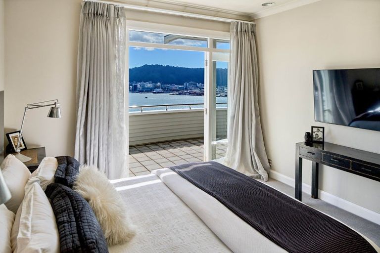 Photo of property in 43 The Crescent, Roseneath, Wellington, 6011