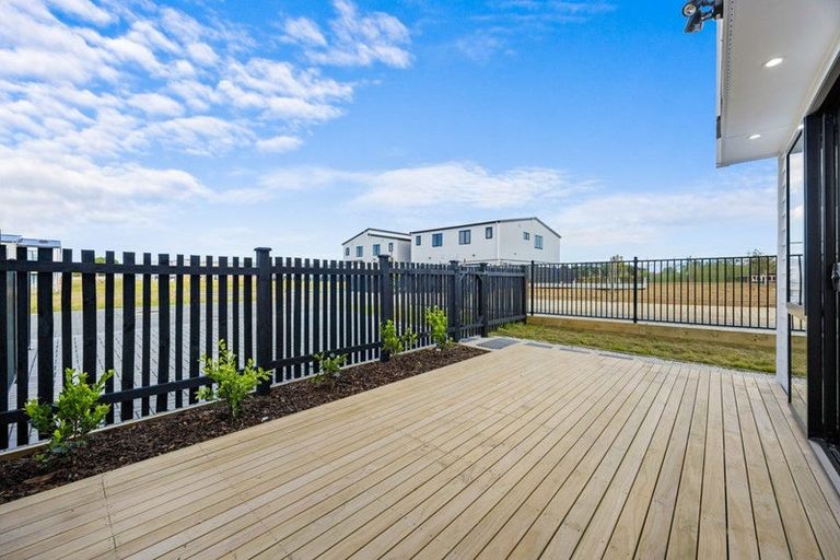 Photo of property in 4 Harikoa Way, Karaka, 2113