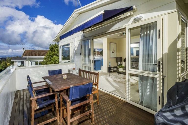Photo of property in 58 Chivalry Road, Glenfield, Auckland, 0629