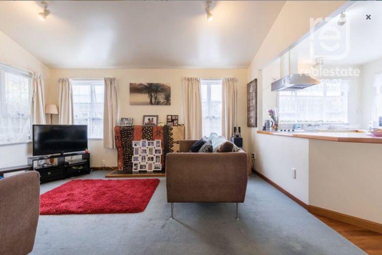 Photo of property in 26 Yeovil Road, Te Atatu Peninsula, Auckland, 0610