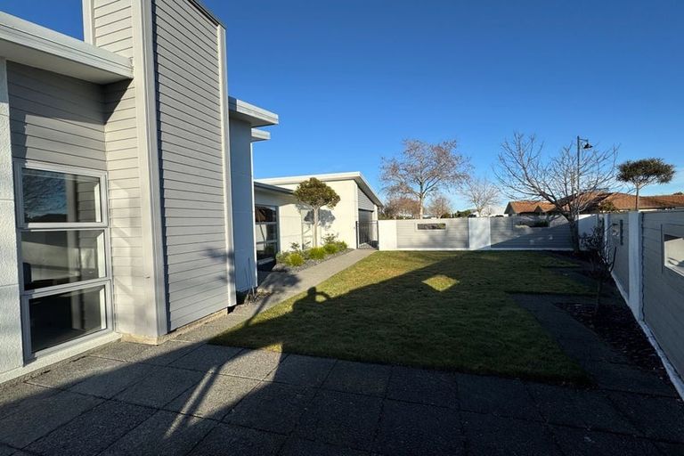 Photo of property in 2 Whio Close, Parklands, Christchurch, 8083