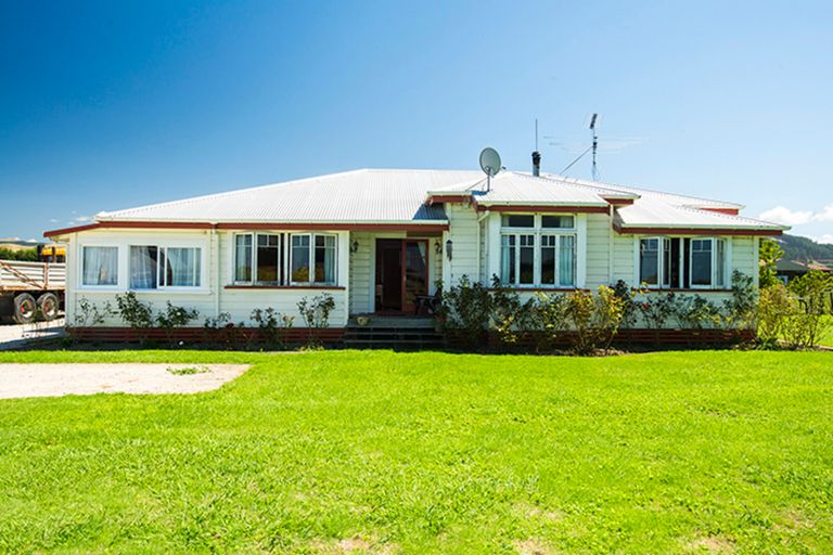 Photo of property in 17 Cemetery Road, Patutahi, Gisborne, 4072