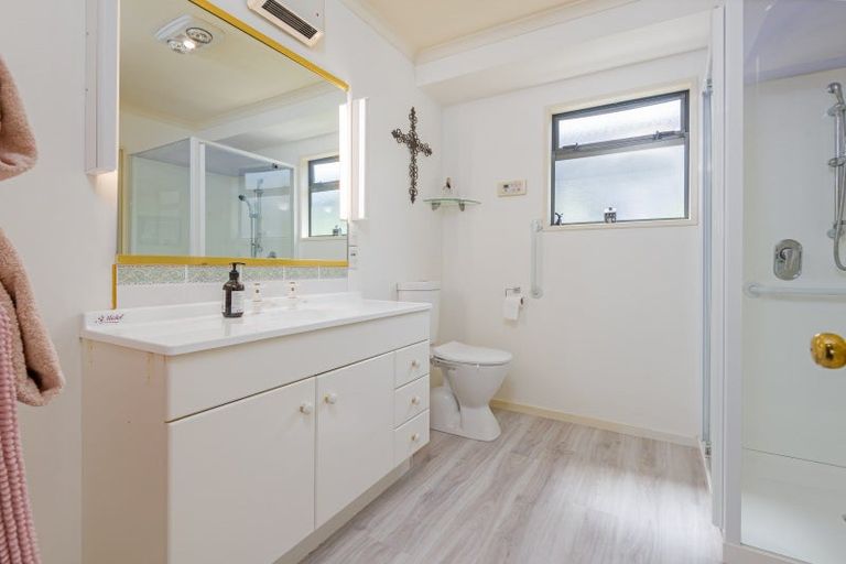 Photo of property in 18 Winston Avenue, Hokowhitu, Palmerston North, 4410