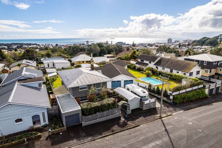 Photo of property in 14 Barrett Street, Westown, New Plymouth, 4310
