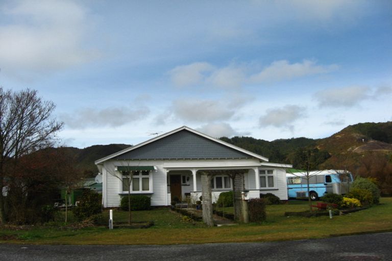 Photo of property in 3 Pitt Street, Reefton, 7830