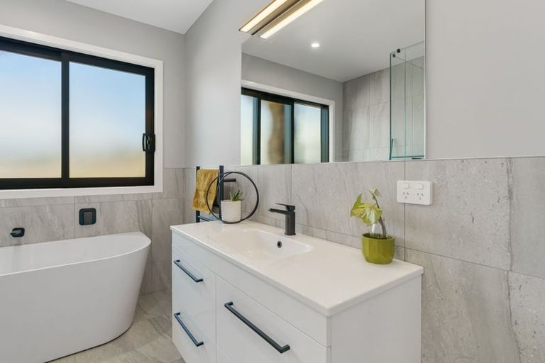 Photo of property in 5 Vickers Way, Acacia Bay, Taupo, 3385