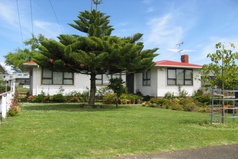 Photo of property in 30 Tarata Crescent, Mangere Bridge, Auckland, 2022
