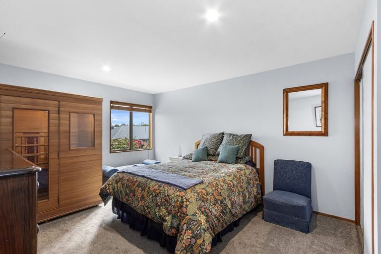 Photo of property in 33 Crofton Road, Harewood, Christchurch, 8051