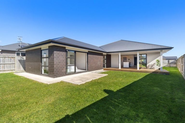 Photo of property in 42 Sardinia Grove, Fitzherbert, Palmerston North, 4410