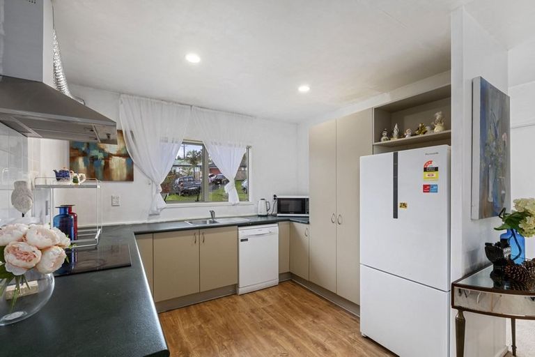 Photo of property in 24 Dovey Place, Massey, Auckland, 0614