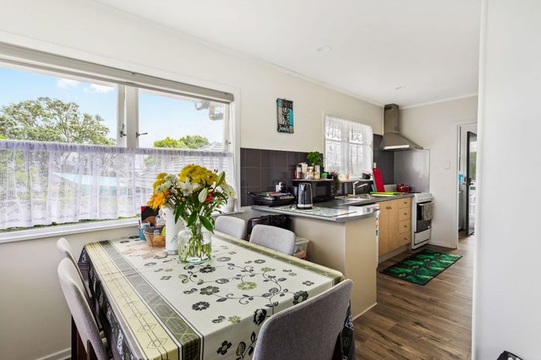 Photo of property in 5 Thomas Rea Place, Te Atatu South, Auckland, 0610