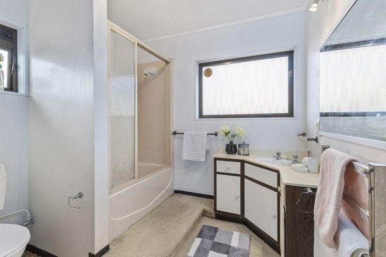 Photo of property in 1/10 Tulloch Place, Conifer Grove, Takanini, 2112