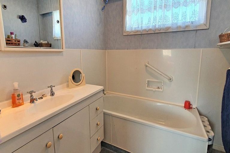 Photo of property in 129 Queen Street West, Levin, 5510