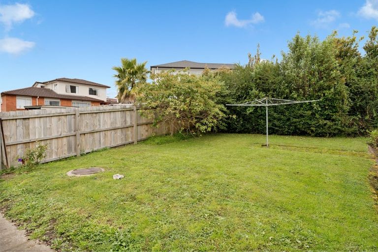 Photo of property in 1 Cron Avenue, Te Atatu South, Auckland, 0610