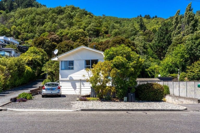 Photo of property in 71 Milton Terrace, Picton, 7220