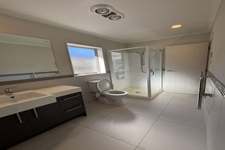 Photo of property in 1 Pickaberry Avenue, Karaka, Papakura, 2113