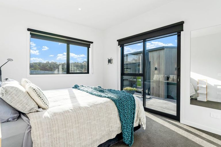 Photo of property in 7 Laguna Place, Matakatia, Whangaparaoa, 0930