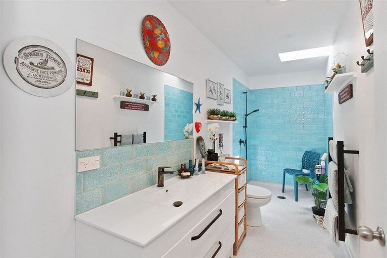 Photo of property in 28 Crispe Road, Clarks Beach, 2122