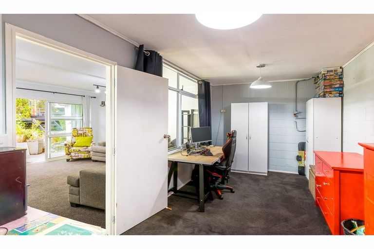 Photo of property in 42 Opanuku Road, Henderson Valley, Auckland, 0612