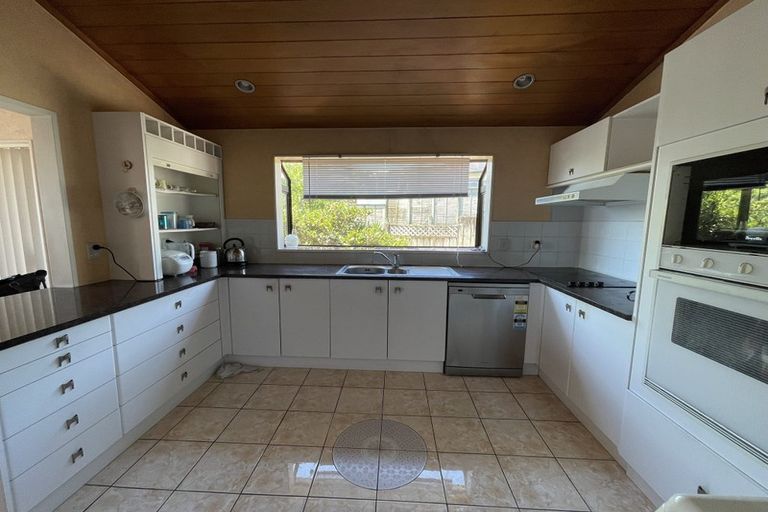 Photo of property in 10 Ewhurst Place, Goodwood Heights, Auckland, 2105