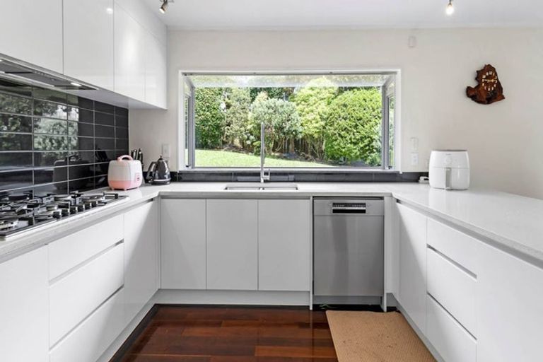 Photo of property in 13 Delisle Place, Windsor Park, Auckland, 0632