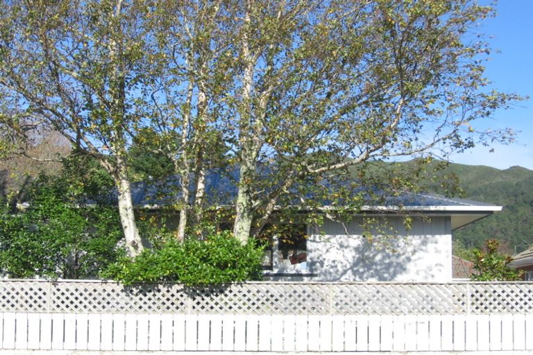 Photo of property in 32 Manuka Street, Stokes Valley, Lower Hutt, 5019