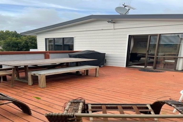 Photo of property in 1/86 Browns Bay Road, Rothesay Bay, Auckland, 0630