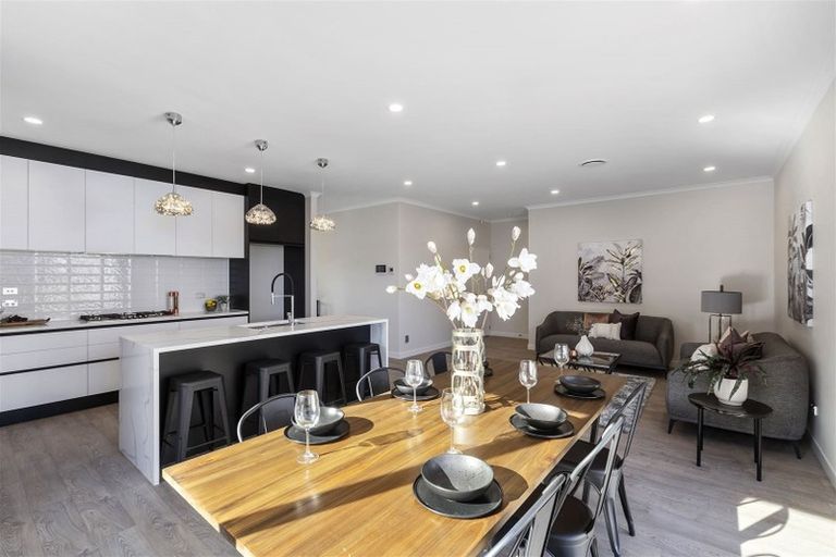 Photo of property in 18 Gilbransen Road, Kumeu, 0810