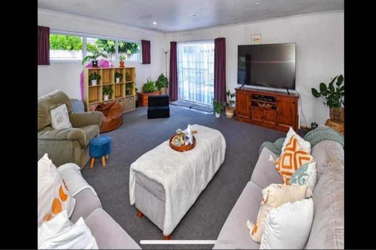 Photo of property in 16 Mccall Place, Opaheke, Papakura, 2113