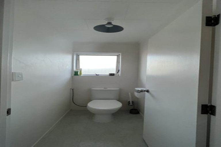 Photo of property in 2/40 Blacklock Avenue, Henderson, Auckland, 0612